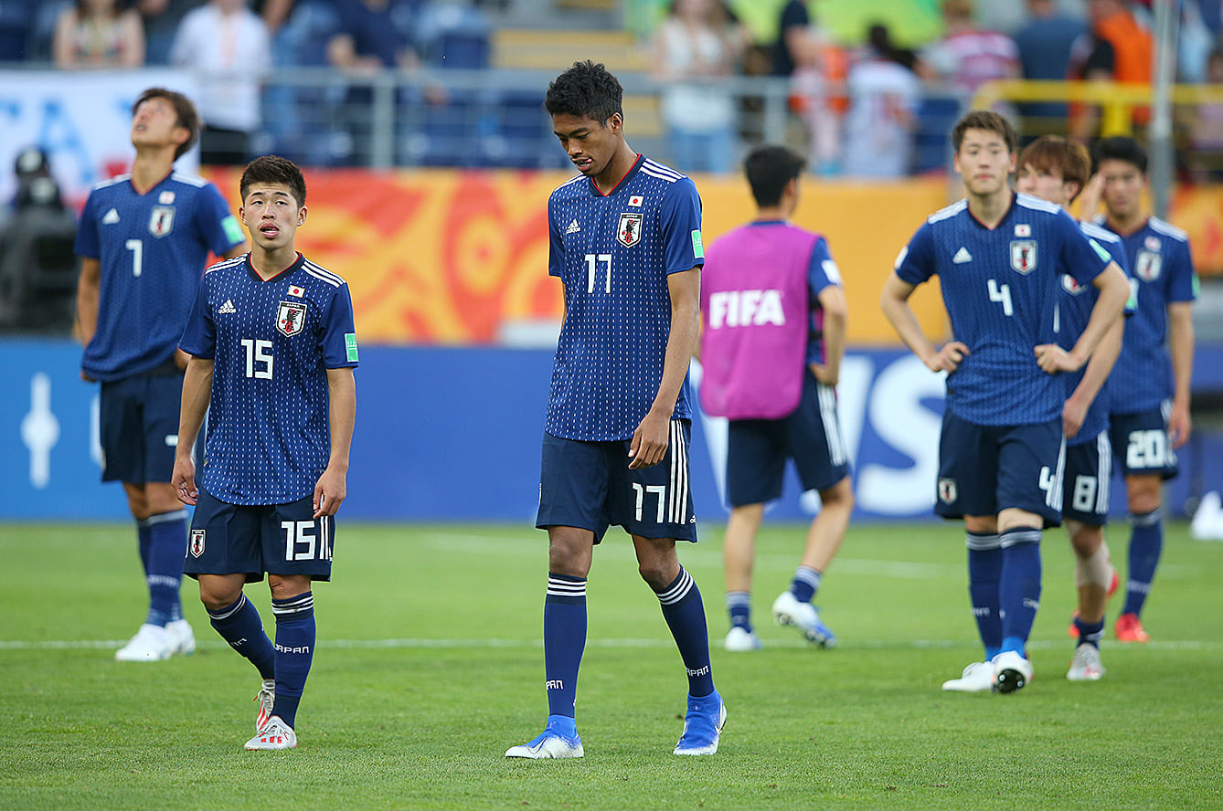 2019 U-20ワールドカップ ラウンド16韓国戦に敗れ肩を落とすU-20日本代表の選手たち