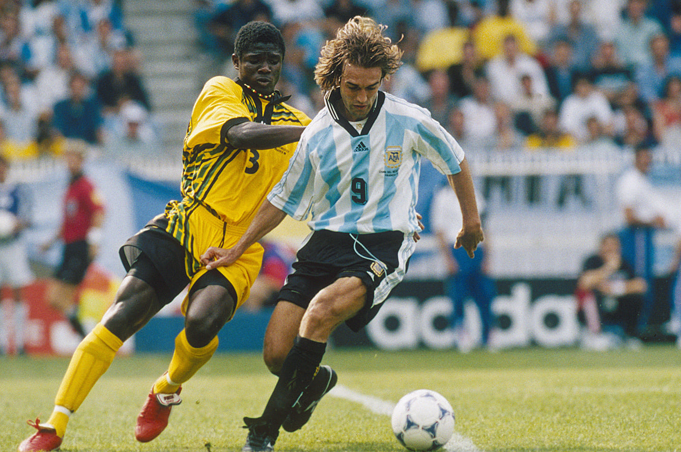 1998年フランスW杯アルゼンチン対ジャマイカで競り合うジャマイカのクリス・ドーズとアルゼンチンのガブリエル・バティストゥータ